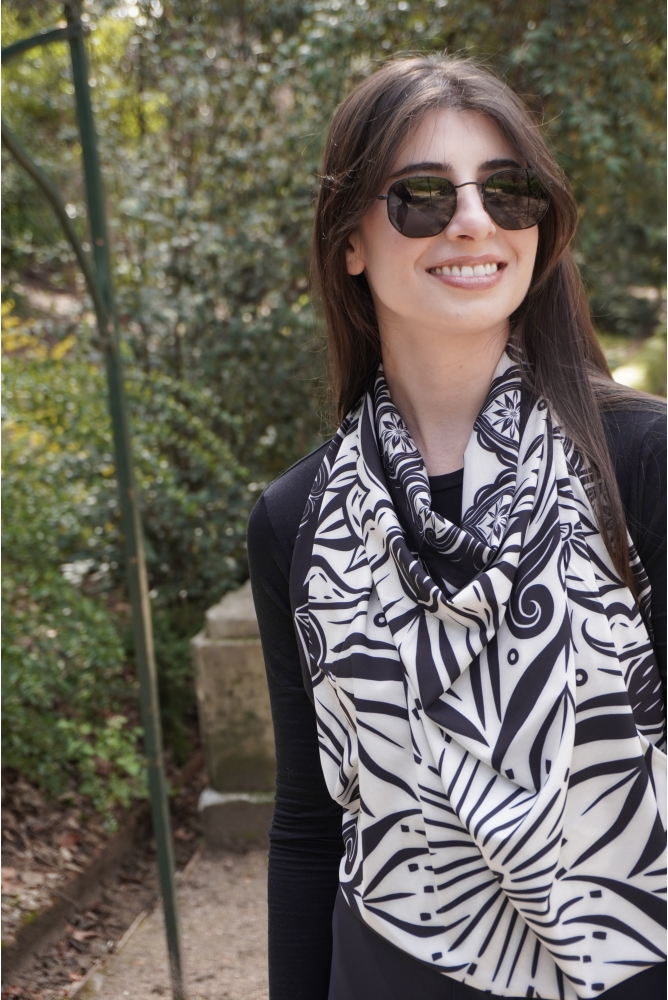 Lenço Mandacaru 110x110 (Preto)