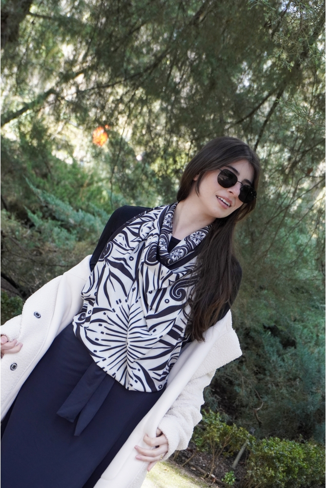 Lenço Mandacaru 110x110 (Preto)